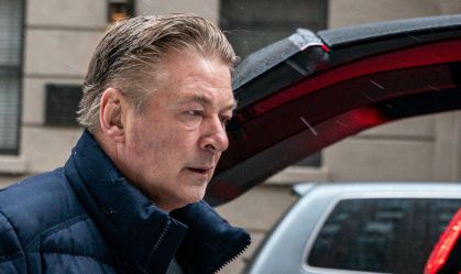 Juíza nega pedido de Alec Baldwin para retirar acusação por morte em filme