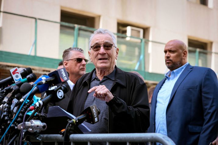 Ator Robert De Niro dá entrevista do lado de fora de tribunal onde ex-presidente dos EUA Donald Trump está sendo julgado em Nova York / 28/05/2024 REUTERS/Brendan McDermid