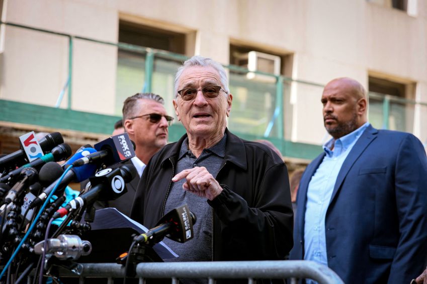 Ator Robert De Niro dá entrevista do lado de fora de tribunal onde ex-presidente dos EUA Donald Trump está sendo julgado em Nova York / 28/05/2024 REUTERS/Brendan McDermid