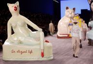Gatos gigantes dividem passarela com modelos em desfile da Dior