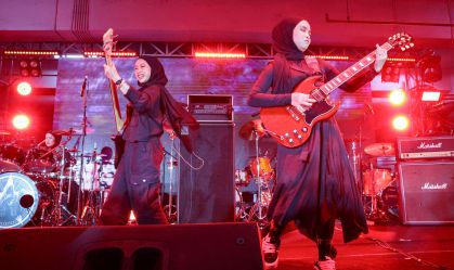 Banda feminina muçulmana de metal da Indonésia se prepara seu maior show