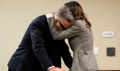 Juíza pausa julgamento de Alec Baldwin após defesa alegar má conduta dos promotores