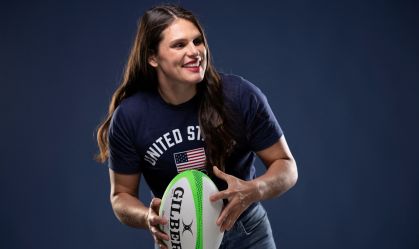 Jogadora norte-americana de rugbi Ilona Maher posa para foto durante