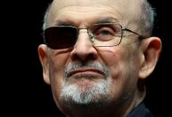 Suspeito de ataque contra Salman Rushdie enfrentará acusação de terrorismo