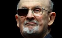 Homem que esfaqueou escritor Salman Rushdie é condenado a 25 anos de prisão