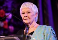 Judi Dench revela avanço na perda da visão e dependência de ajuda constante