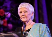 Judi Dench revela que perdeu a voz por 2 dias após susto com cobra no palco