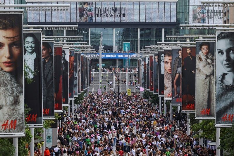 Fãs a caminho do estádio de Wembley para show de