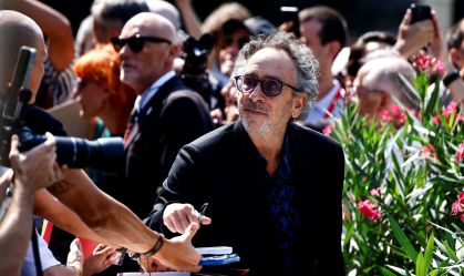 Tim Burton diz ficar deprimido ao acessar internet: "Não me faz bem"