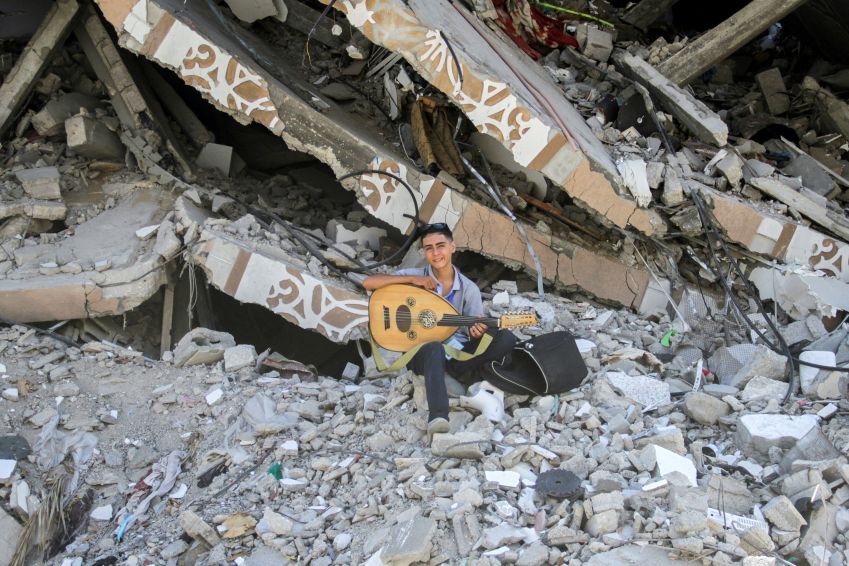 Adolescente de Gaza canta para distrair crianças traumatizadas pela guerra • 2/9/2024 REUTERS/Mahmoud Issa