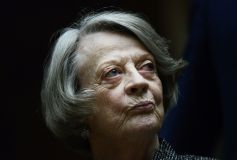 Maggie Smith, do elenco de Downton Abbey, posa para a mídia em um hotel no centro de Londres, Reino Unido