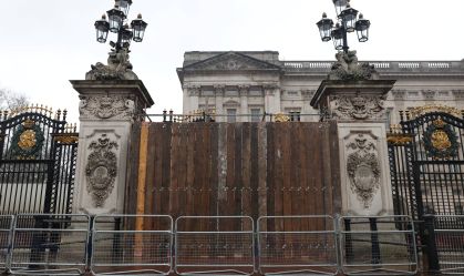 Homem é preso após carro bater nos portões do Palácio de Buckingham
