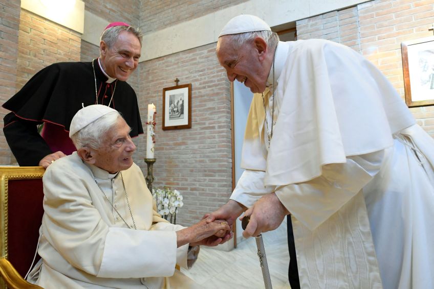 Papa Francisco com Bento 16 no Vaticano • 27/8/2022 Divulgação via REUTERS