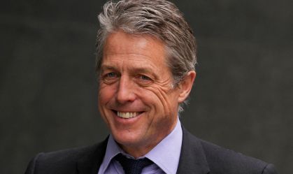 Hugh Grant faz acordo em processo contra tabloide