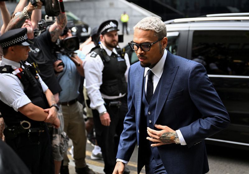 Chris Brown deve pagar R$ 67 milhões a funcionária por ataque de cachorro