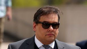 Trump manda soltar ex-deputado George Santos da prisão, filho de brasileiros, condenado a 7 anos
