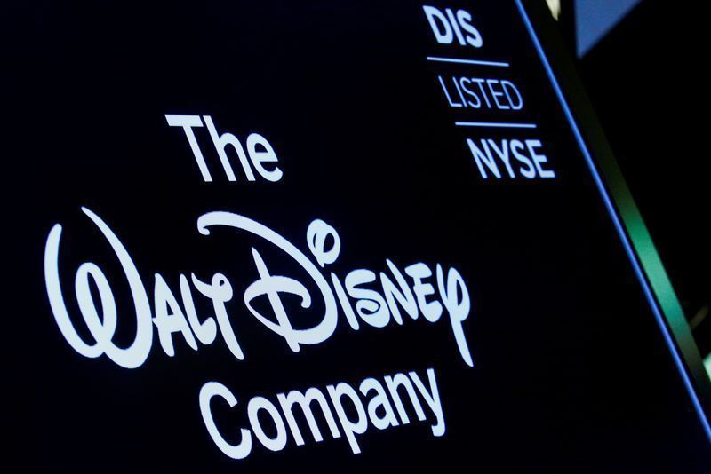 Tela mostra o logotipo e um símbolo de ação da The Walt Disney Company no pregão da Bolsa de Valores de Nova York