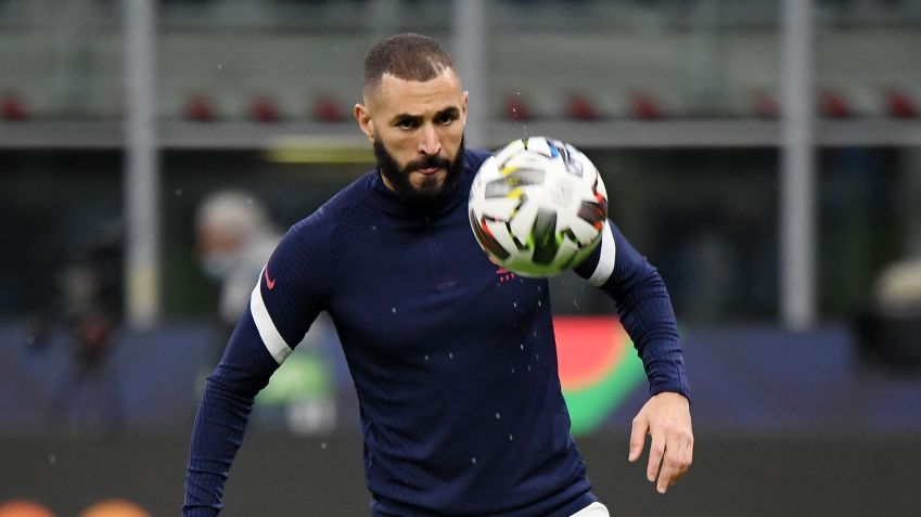 Karim Benzema se aquece antes de partida entre França e Espanha pela Liga das Nações da Uefa / Getty Images