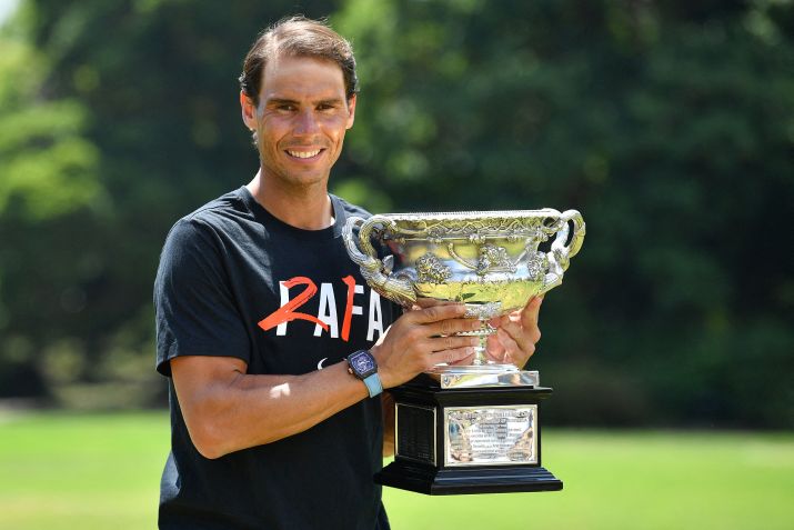Rafael Nadal posa para foto com o troféu do Aberto da Austrália em Melbourne / 31/01/2022 Joel Carrett/AAP Image via REUTERS