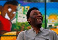 Ex-jogador Pelé recebe alta após dois dias internado para tratar de tumor