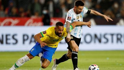 Messi com a bola em Argentina x Brasil