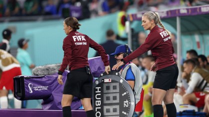 Árbitra Stephanie Frappart e a assistente Neuza Back durante partida entre México e Polônia