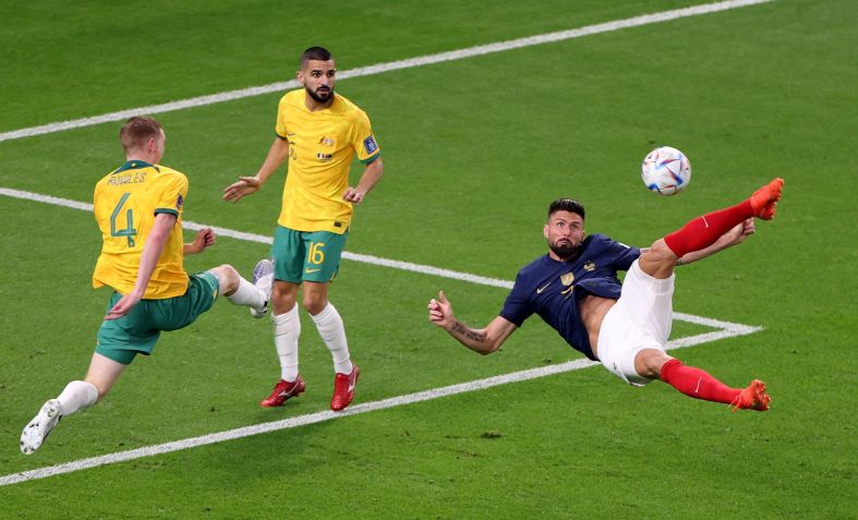 Giroud chuta de voleio para fora em vitória da França sobre a Austrália / 22/11/2022 REUTERS/Molly Darlington