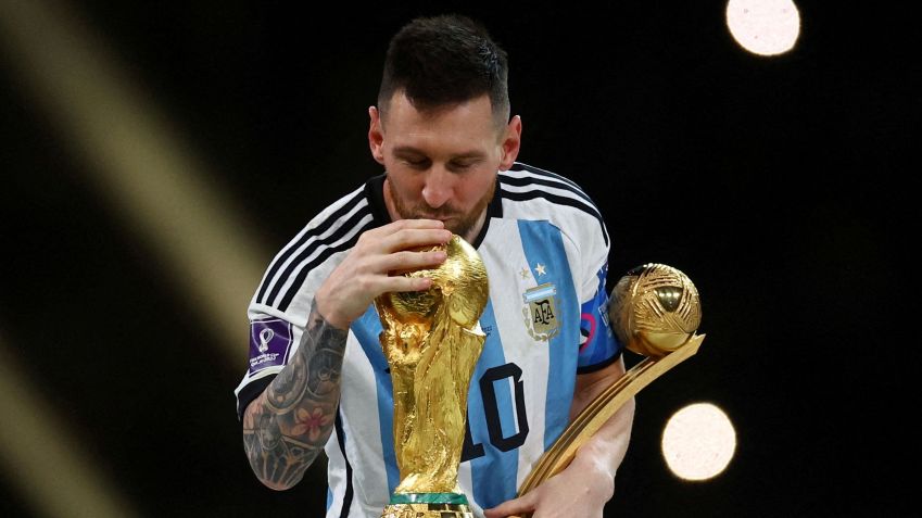 Lionel Messi beija troféu da Copa do Mundo após Argentina bater França na final do Mundial do Catar • Foto: REUTERS/Kai Pfaffenbach