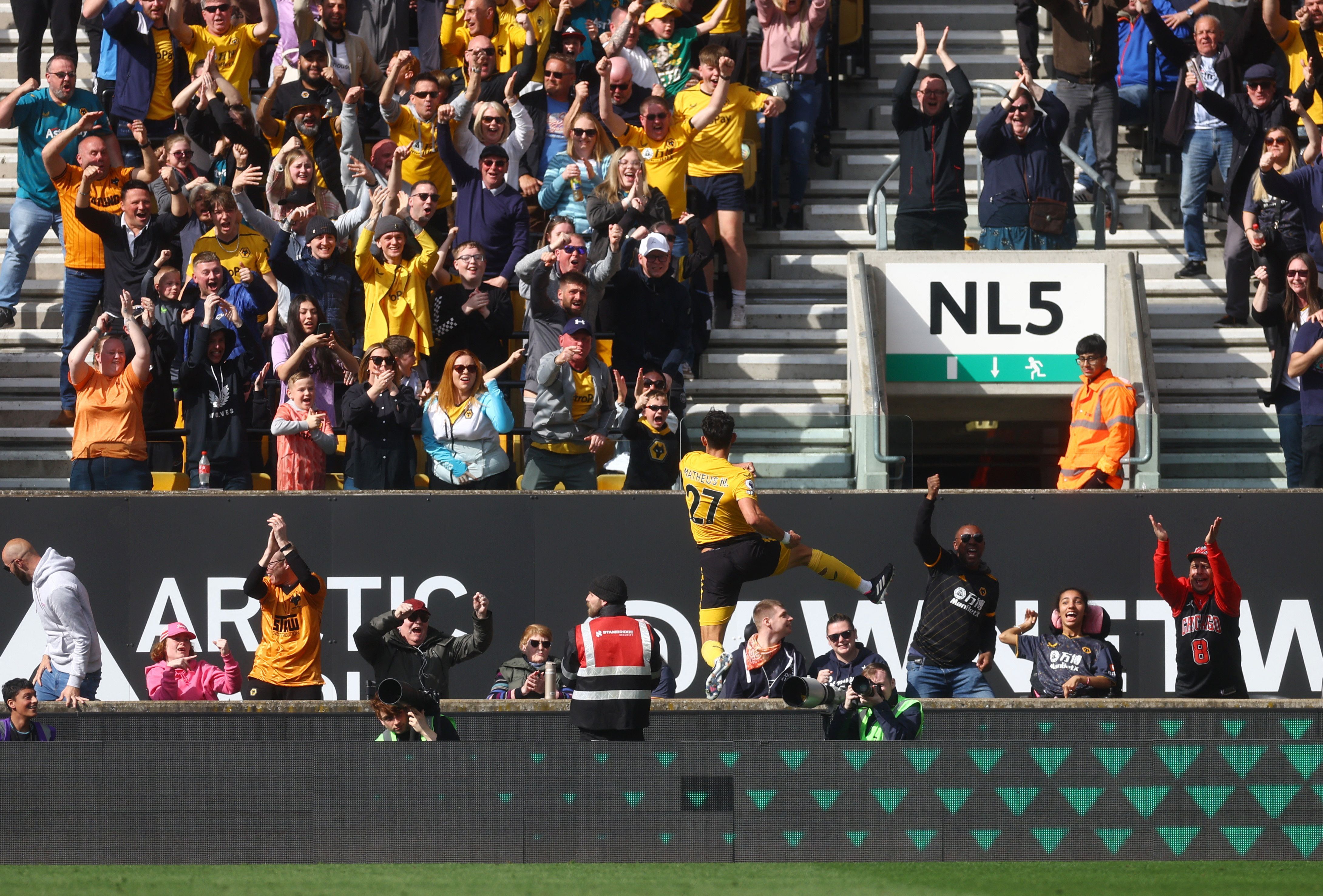 Torcida do Wolverhampton Wanderers em partida contra o Chelsea