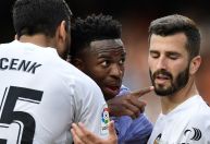 Primeiro jogo de Vini Jr após Bola de Ouro será em palco onde sofreu racismo