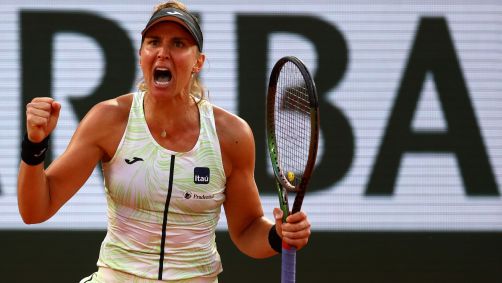 Bia Haddad durante jogo contra Iga Swiatek na semifinal de Roland Garros de 2023
