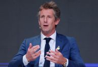 Van der Sar é transferido para a Holanda, mas segue em cuidados intensivos após AVC
