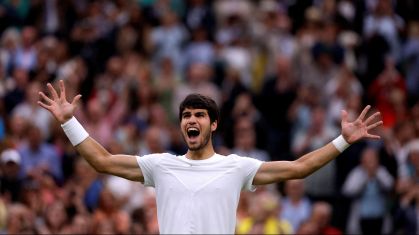 Alcaraz comemora vitória sobre Medvedev na semifinal de Wimbledon