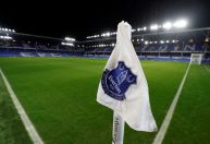 Clube da Premier League cai para a vice-lanterna mesmo com liga paralisada; entenda