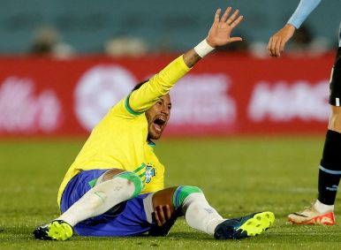 Neymar se machuca durante partida entre Brasil e Uruguai pelas eliminatórias para a Copa do Mundo
