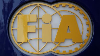 Logo da FIA no circuito de Monza, durante o Grande Prêmio da Itália