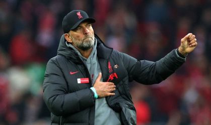 Árbitro da Premier League é suspenso após críticas ao Liverpool e Klopp