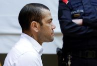 Daniel Alves é condenado a 4 anos e 6 meses por estupro na Espanha