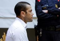 Daniel Alves é convocado para ir a tribunal espanhol nesta quinta (22)