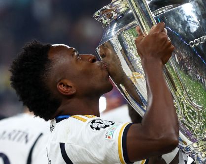 Vini Jr. beija a taça da Liga dos Campeões