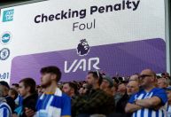 Clubes da Premier League votam, e VAR será mantido; apenas um foi contra
