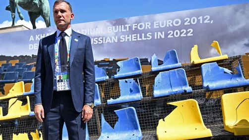 Andriy Shevchenko mostra assentos de estádio de Kharkiv danificados
