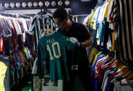Brasileiro entra no Guinness com maior coleção de camisas de futebol do mundo