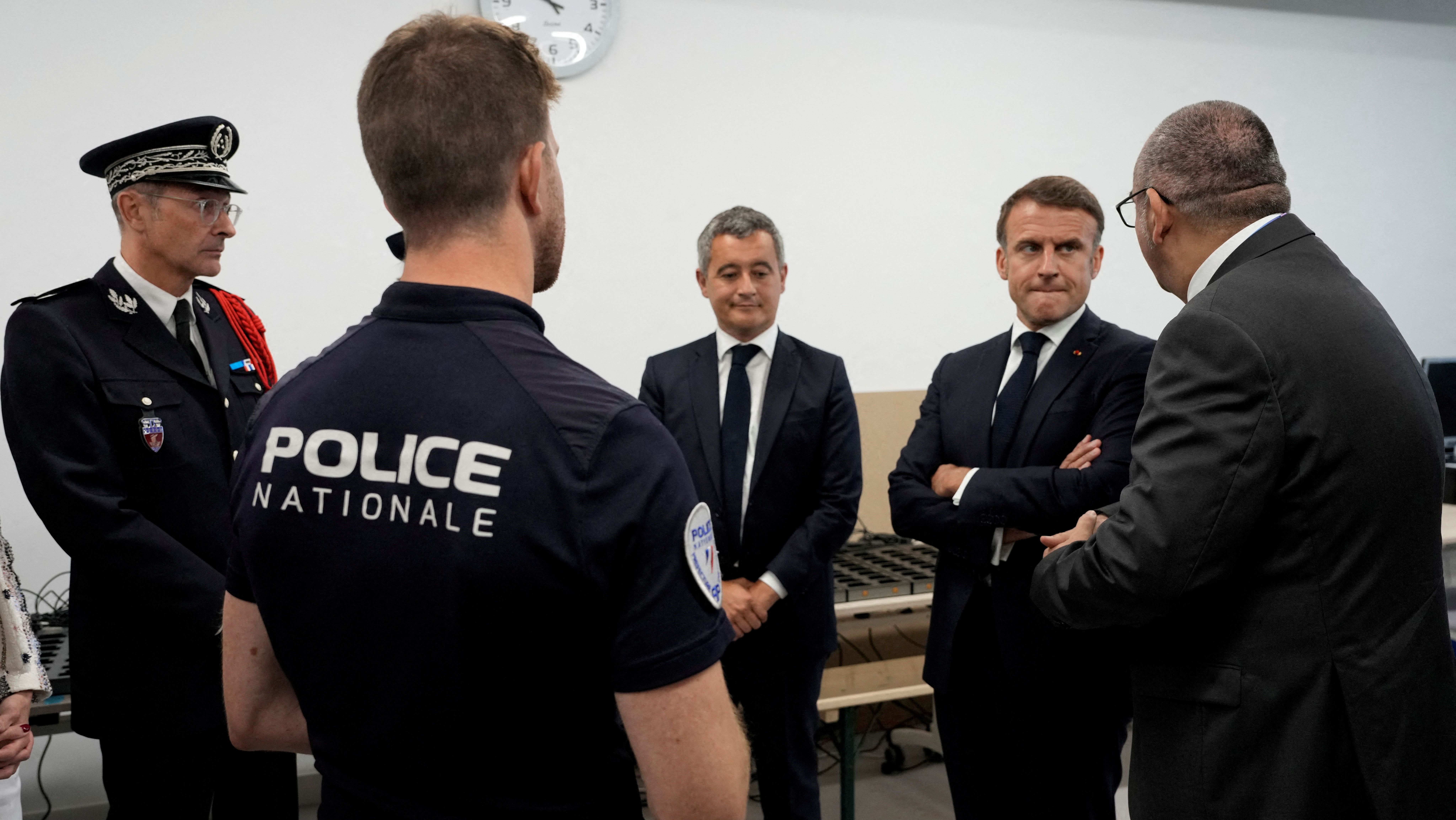 Presidente francês Emmanuel Macron visita vila olímpica em Paris