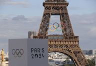 Anéis olímpicos ficarão na Torre Eiffel? Parisienses criticam plano de prefeita