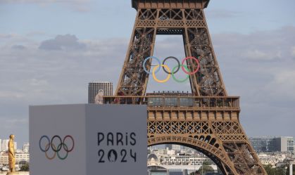 Anéis olímpicos ficarão na Torre Eiffel? Parisienses criticam plano de prefeita