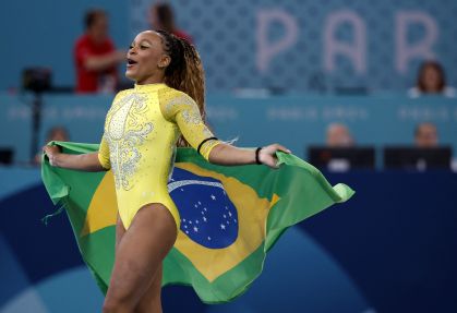 Rebeca Andrade comemora medalha de prata no individual geral da ginástica nos Jogos de Paris