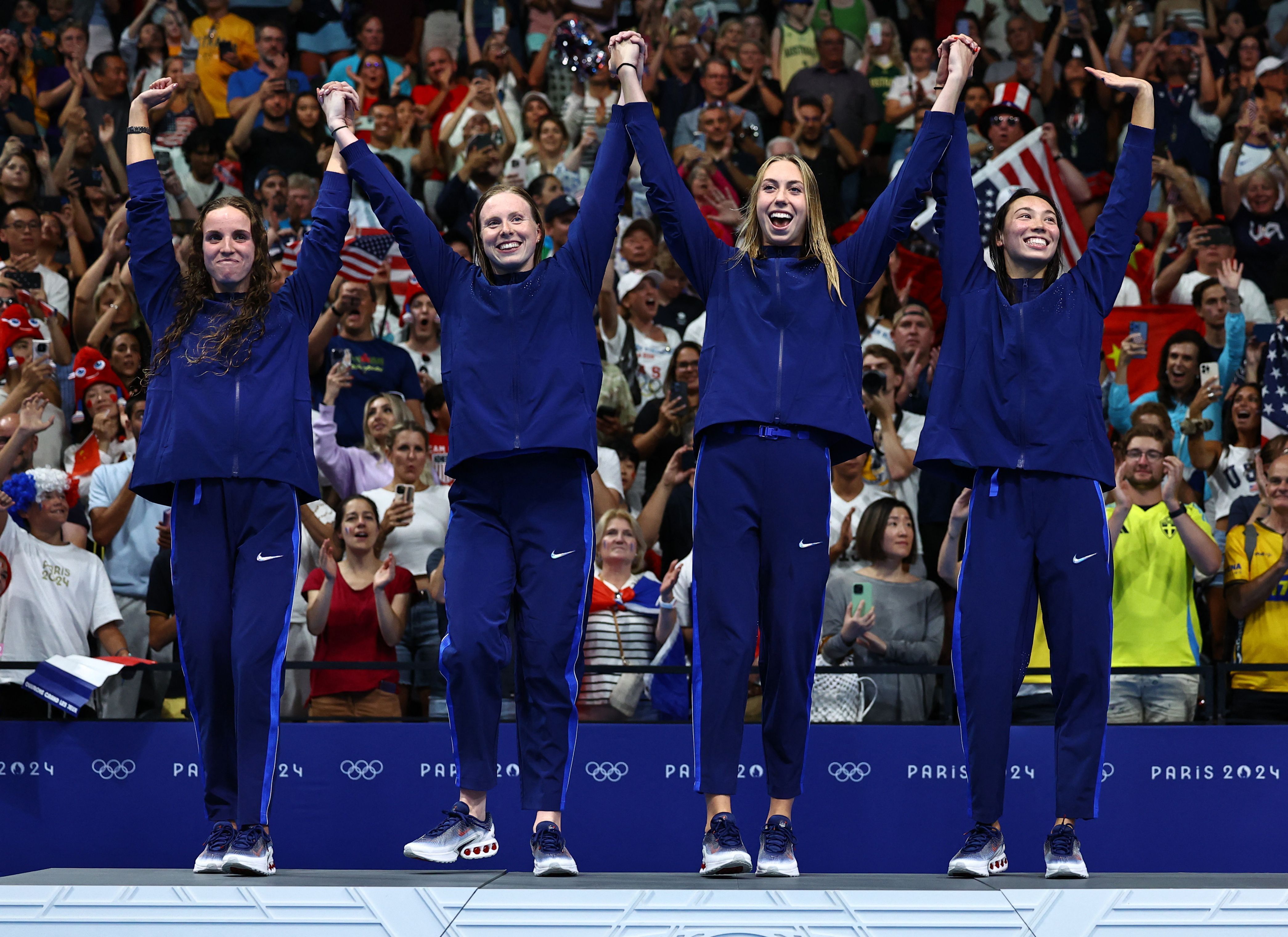 Nadodoras dos EUA comemoram medalha de ouro no 4x100m medley na Olimpíada Paris 2024; País liderou o quadro de medalhas / 04/08/2024 REUTERS/Ueslei Marcelino