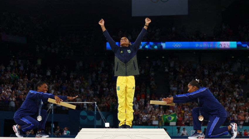 Rebeca Andrade é reverenciada por Simone Biles e Jordan Chiles • 5/8/2024 REUTERS/Hannah Mckay