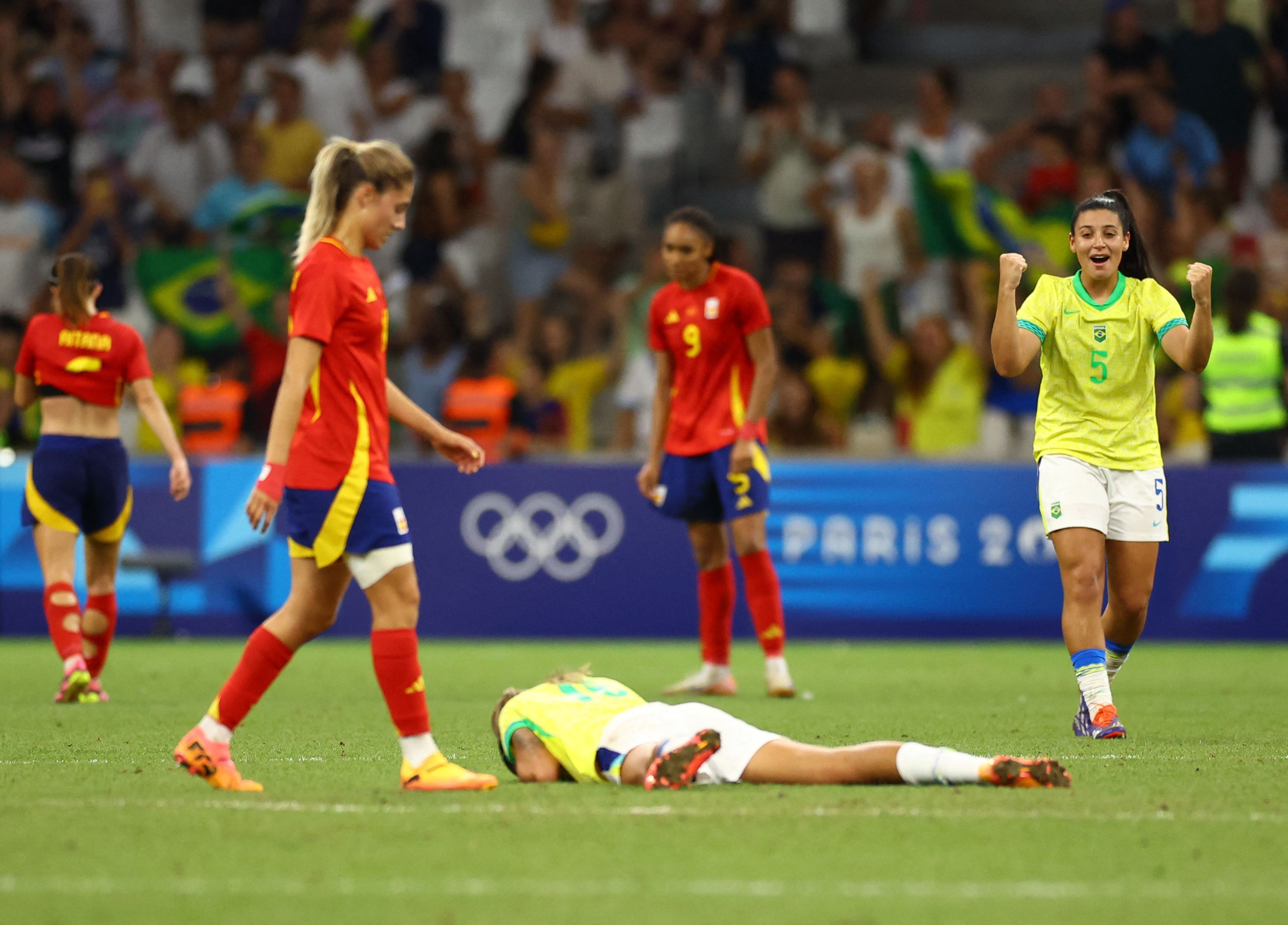Brasil surpreende campeã mundial Espanha por 4 x 2 e